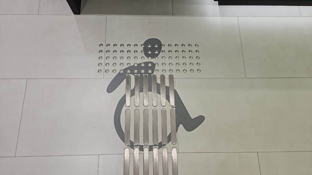 Floor design featuring a wheelchair symbol and textured patterns for accessibility.